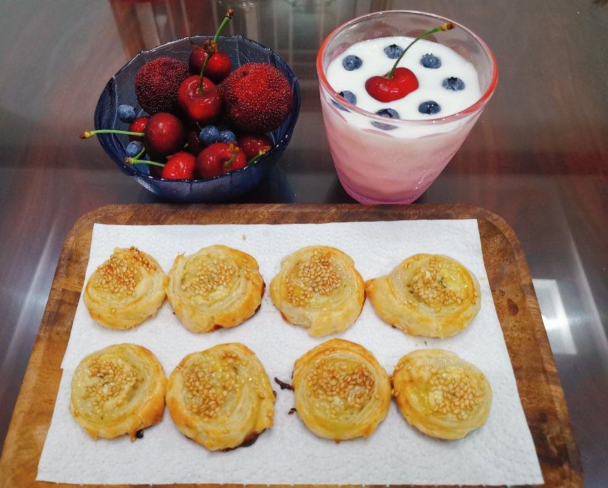 手抓饼不要煎着吃了，卷1根香蕉烤一烤，外脆里嫩，天天吃都不腻