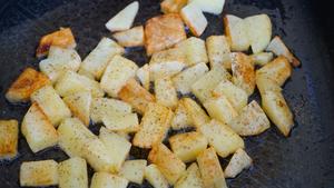 香煎土豆块（制作很简单 软糯的版本 厨房小白也可以掌握 可以做小零食或者代替主食吃）的做法 步骤6