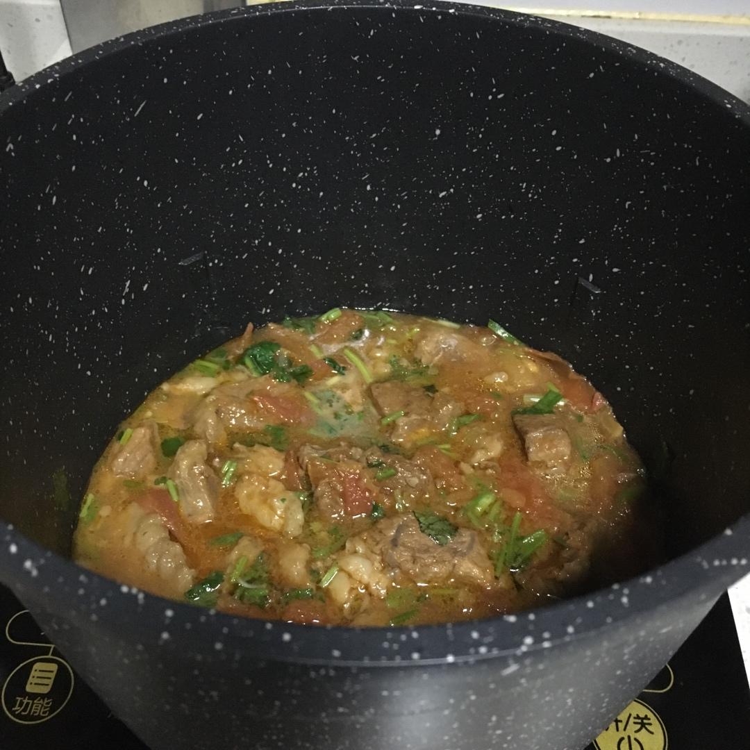 汤浓肉嫩的番茄牛腩，牛腩软烂秘法