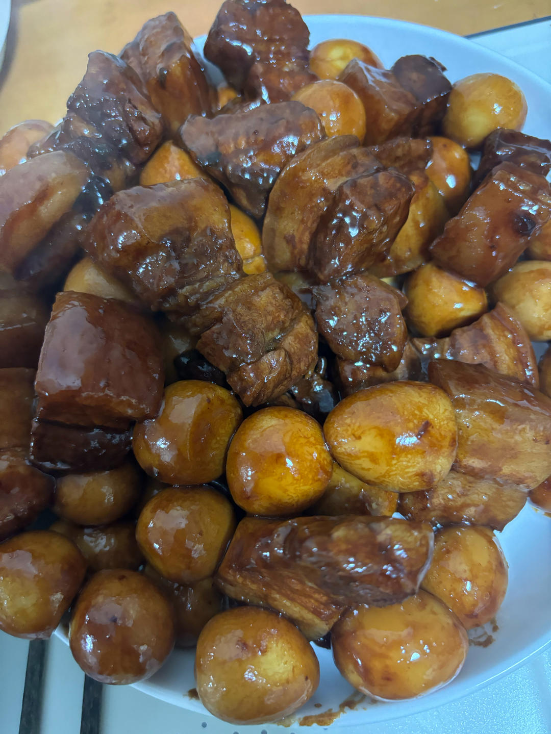 加了鹌鹑蛋后，这盘红烧肉，美味的逆天啦——鹌鹑蛋烧肉（孔瑶食谱）