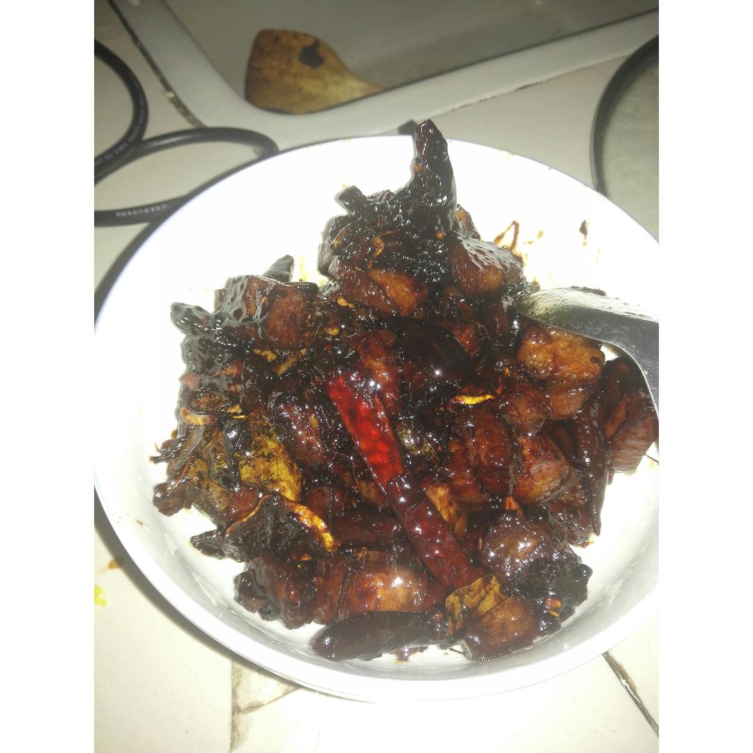 吃着碗里望着锅里的红烧肉