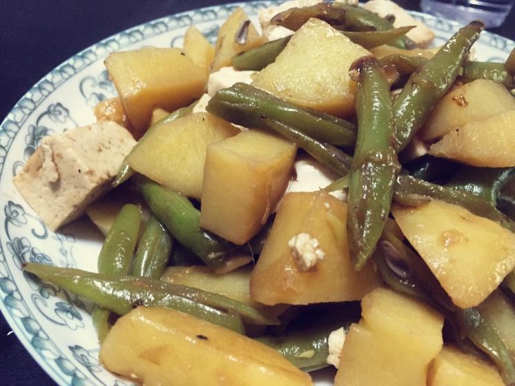 凑活之土豆炖四季豆…的做法