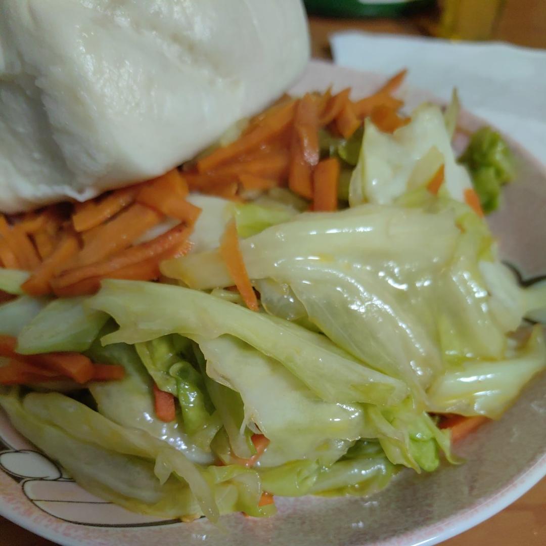 快手素炒圆白菜胡萝卜丝