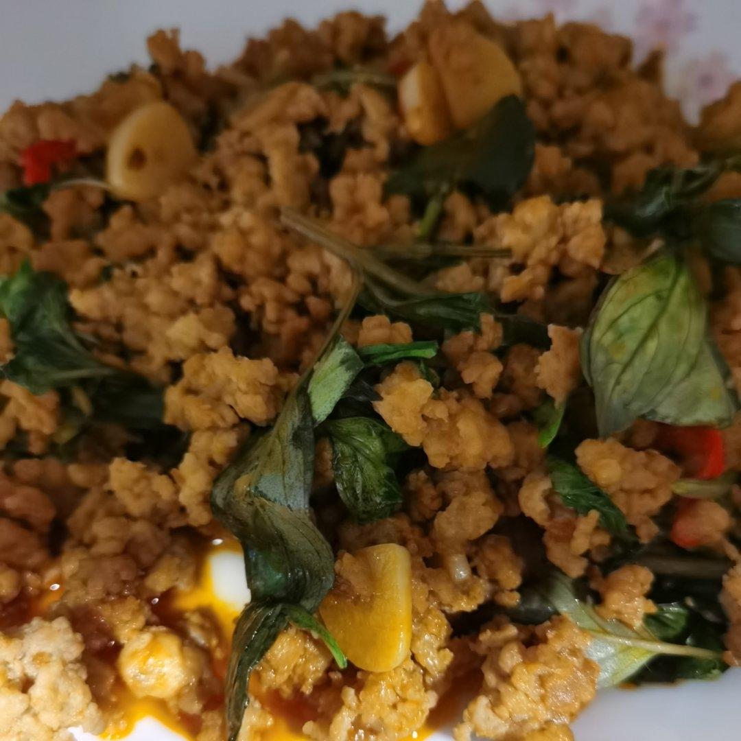 饭扫光—泰式金不换猪肉碎