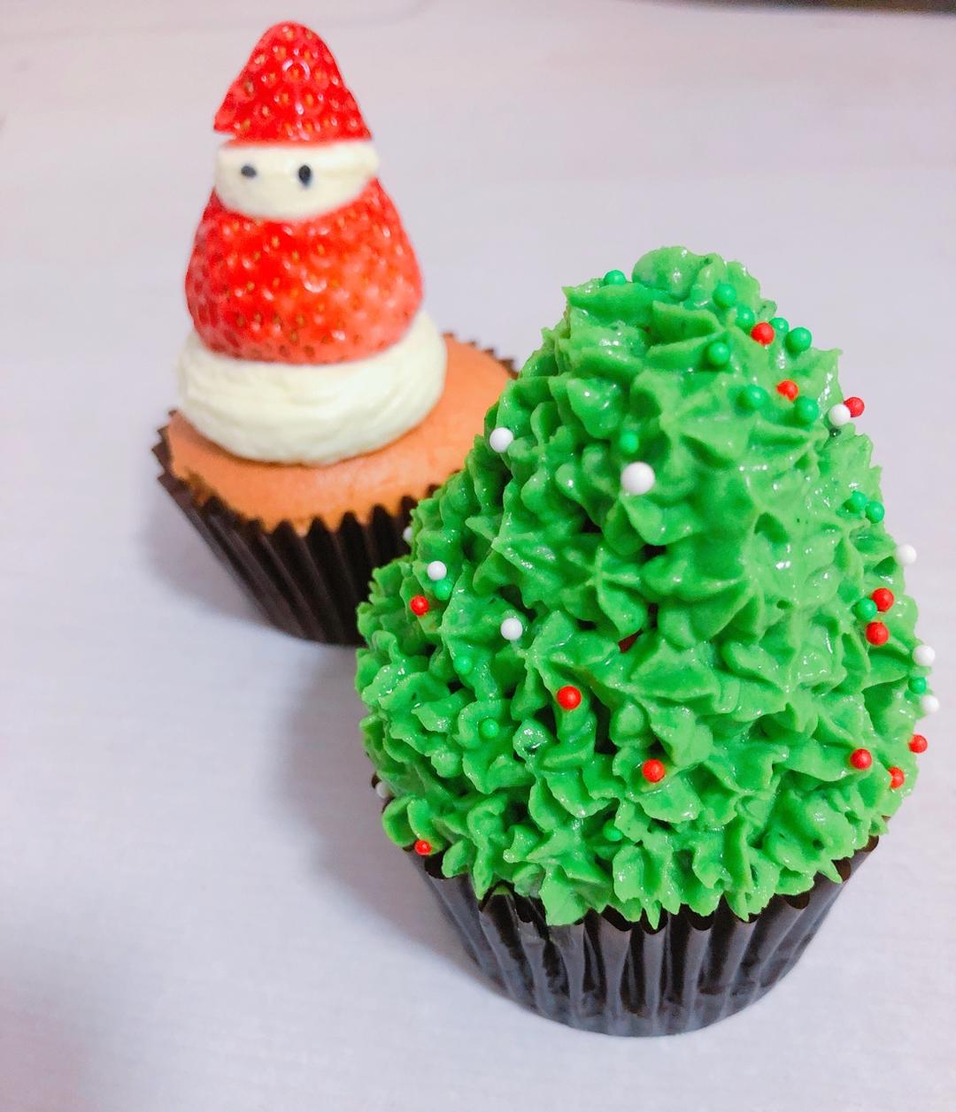 圣诞草莓心圣诞树杯子蛋糕