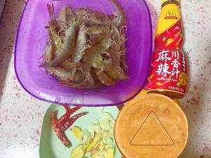 不加一滴水的快手干饭美味——川香麻辣虾的做法 步骤1