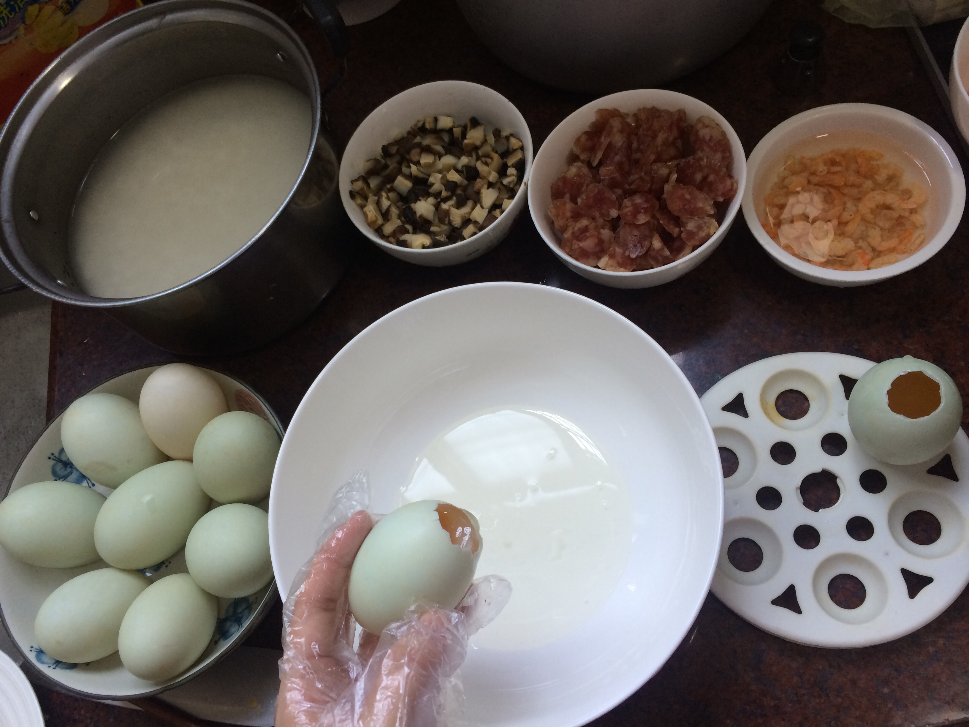 咸鸭蛋糯米饭的做法 步骤3