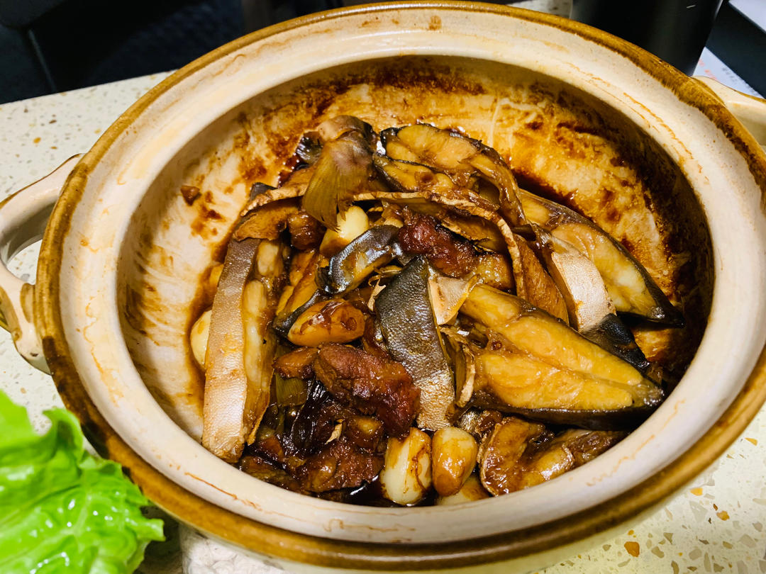 金鲳鱼干炆五花肉香菇