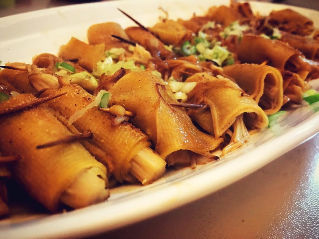 煎金针菇豆腐皮卷
