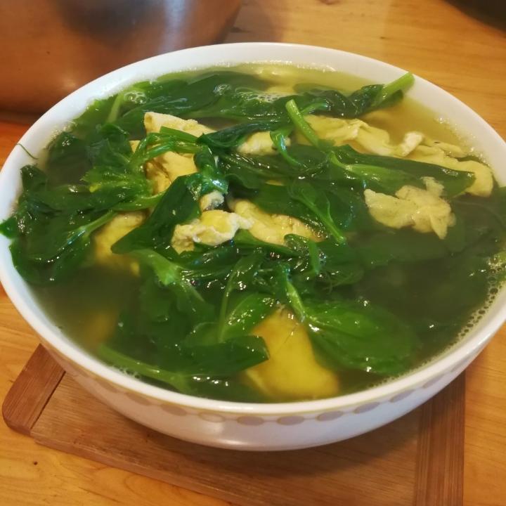 豌豆尖鸡蛋汤。