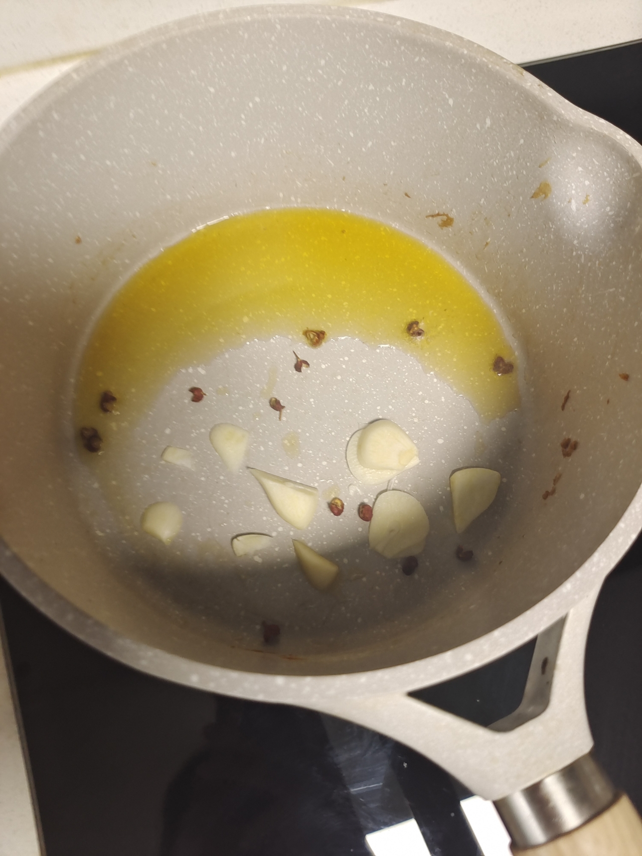 蟹味十足的蟹腿菇炒蛋的做法 步骤3
