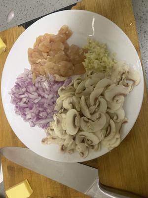 奶油鸡茸蘑菇汤的做法 步骤2