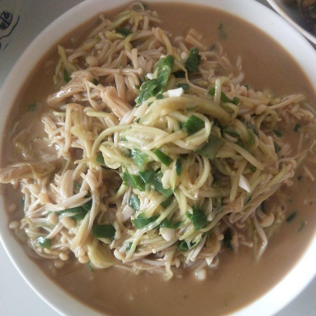 好吃的金针菇拌黄瓜