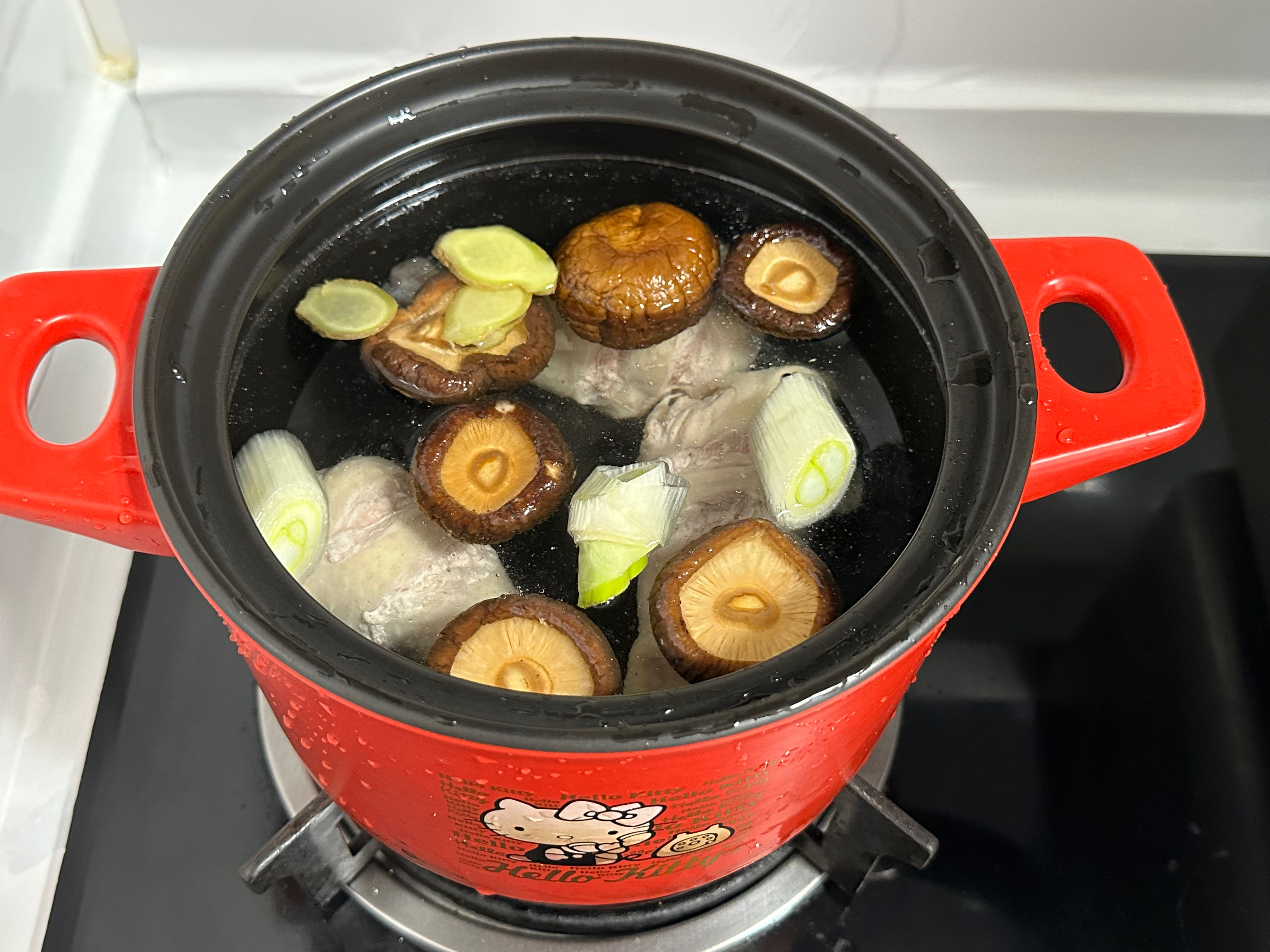 阿胶鸡腿菌菇汤的做法 步骤5