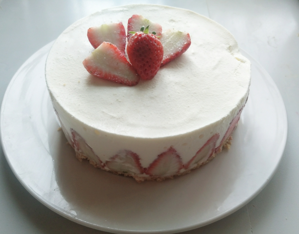 6寸草莓酸奶慕斯蛋糕的做法