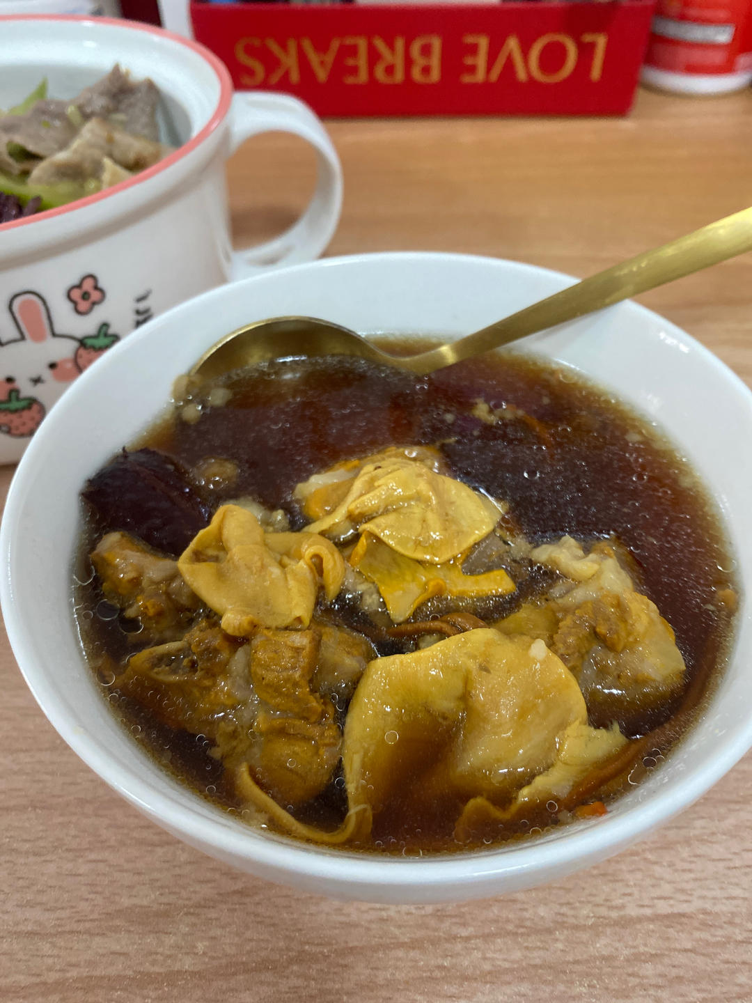 滋补养生养颜汤“花胶花期参虫草花猪脚龙骨汤”