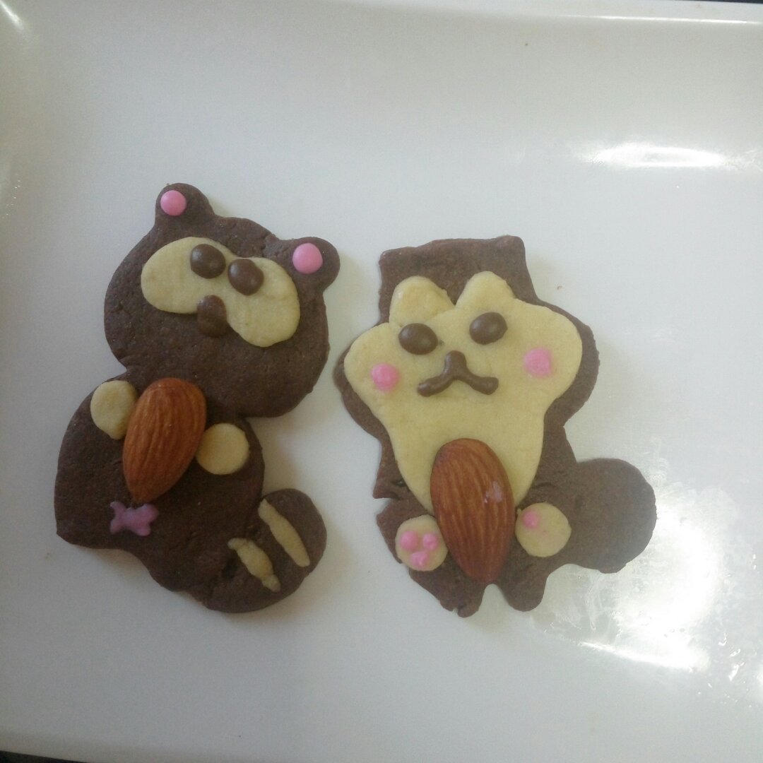卡通动物立体饼干--抱大杏仁的小松鼠