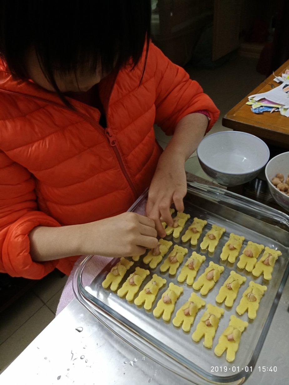 抱杏仁的小熊（造型饼干）