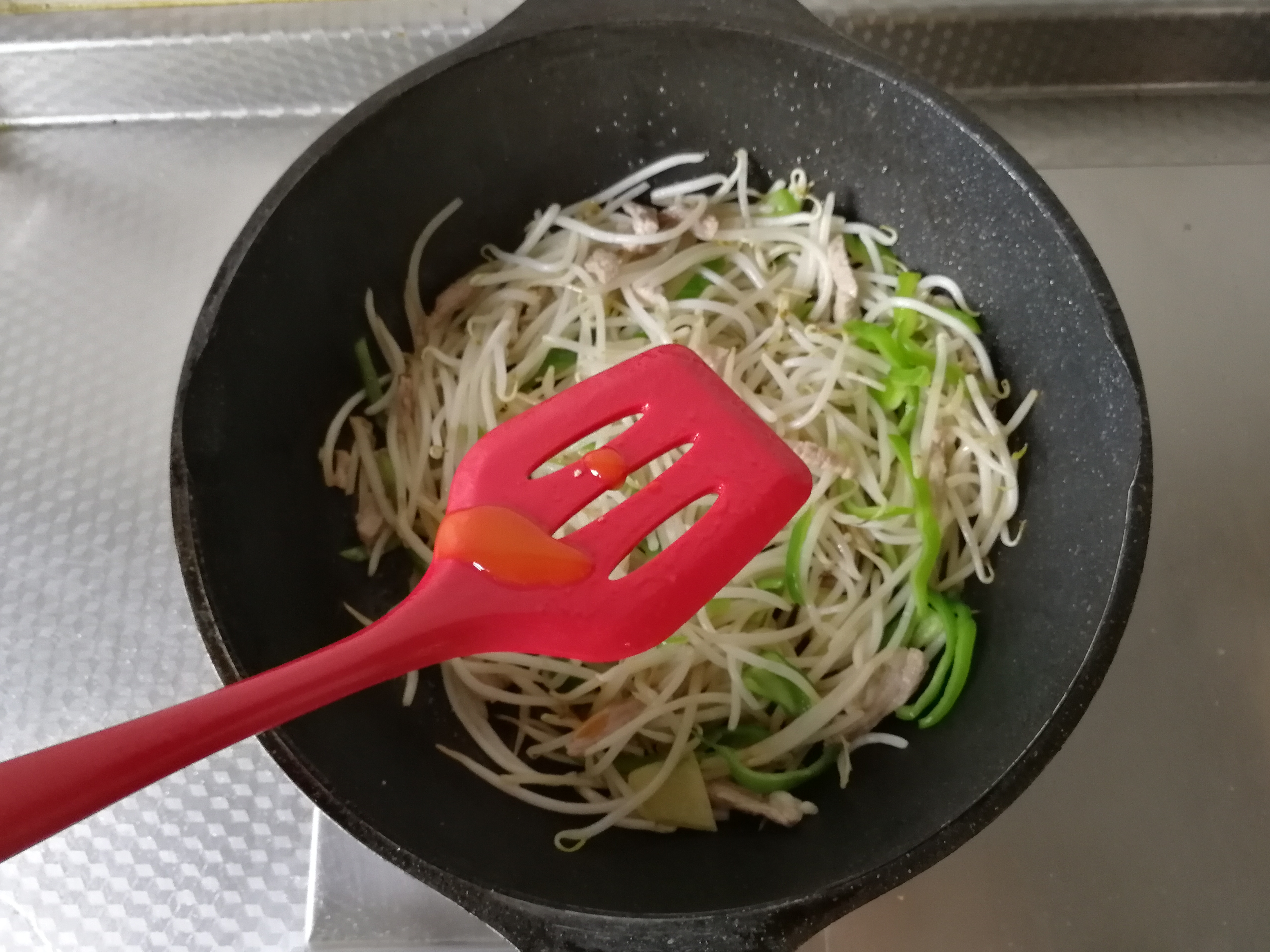 脆嫩青椒肉丝炒豆芽菜的做法 步骤7