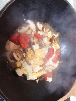 香菇西红柿焖豆腐的做法 步骤2