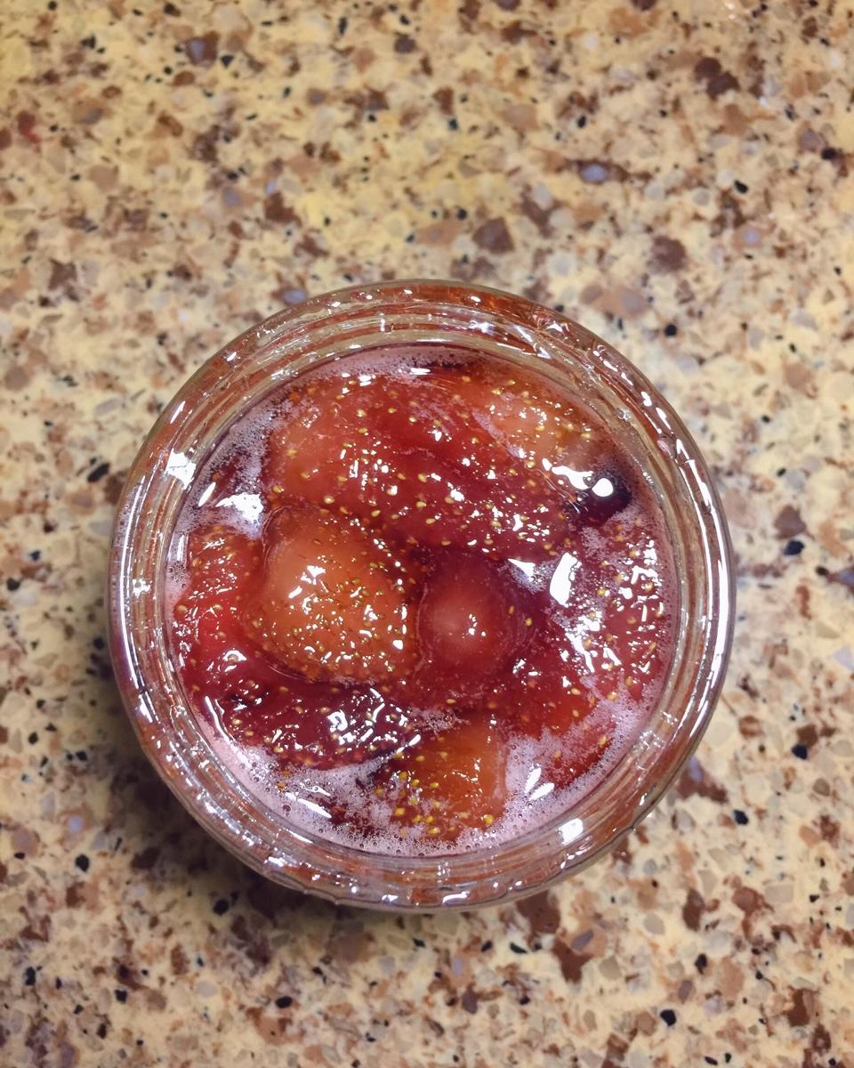 新鲜纯正的草莓果酱