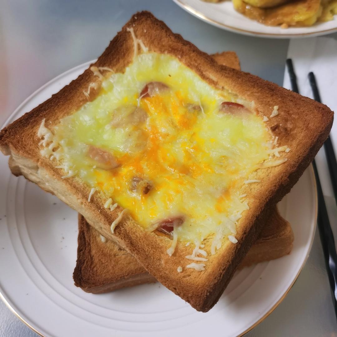 马苏里拉芝士 鸡蛋香肠烤土司🍞