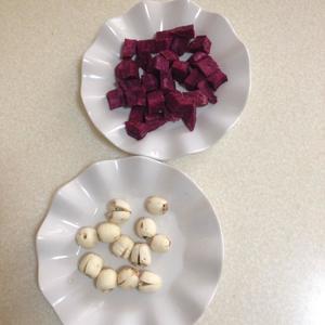 紫薯银耳莲子羹的做法 步骤2