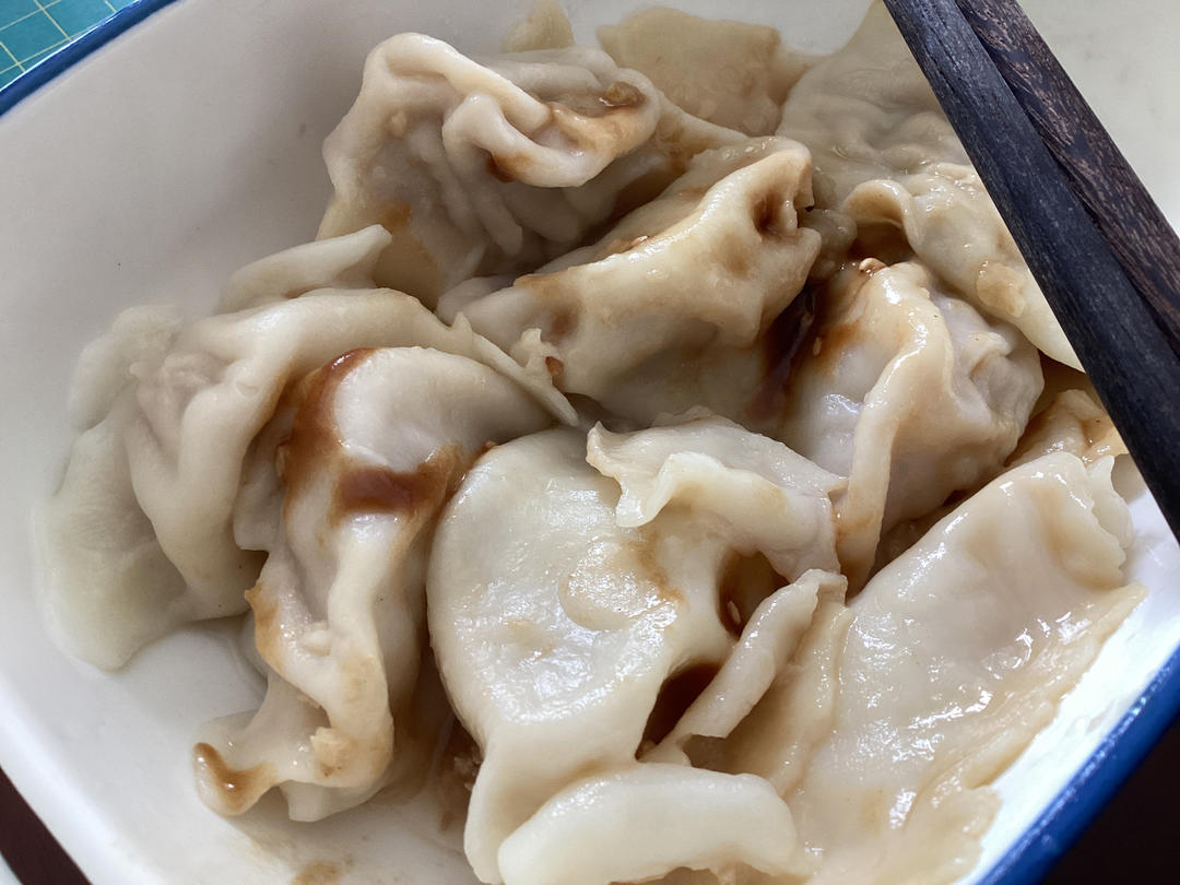 比肉还好吃的菠菜饺子！用秘制料汁一拌，那味道别提多好吃了！
