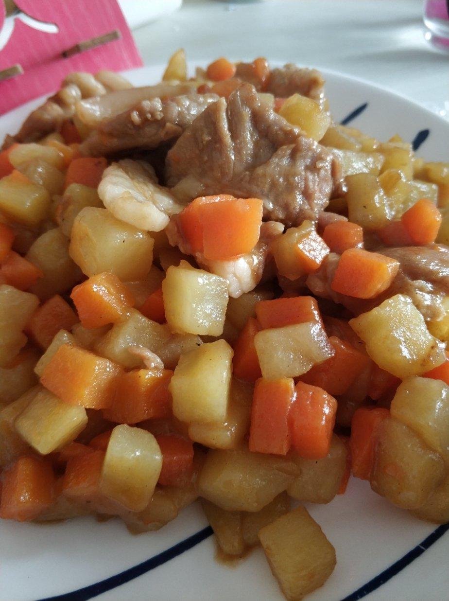 猪肉炒胡萝卜土豆丁