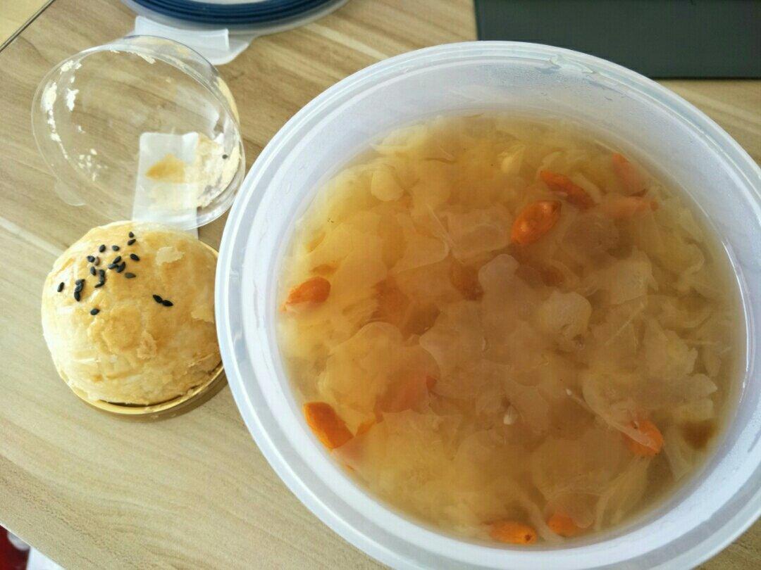 红枣银耳莲子羹