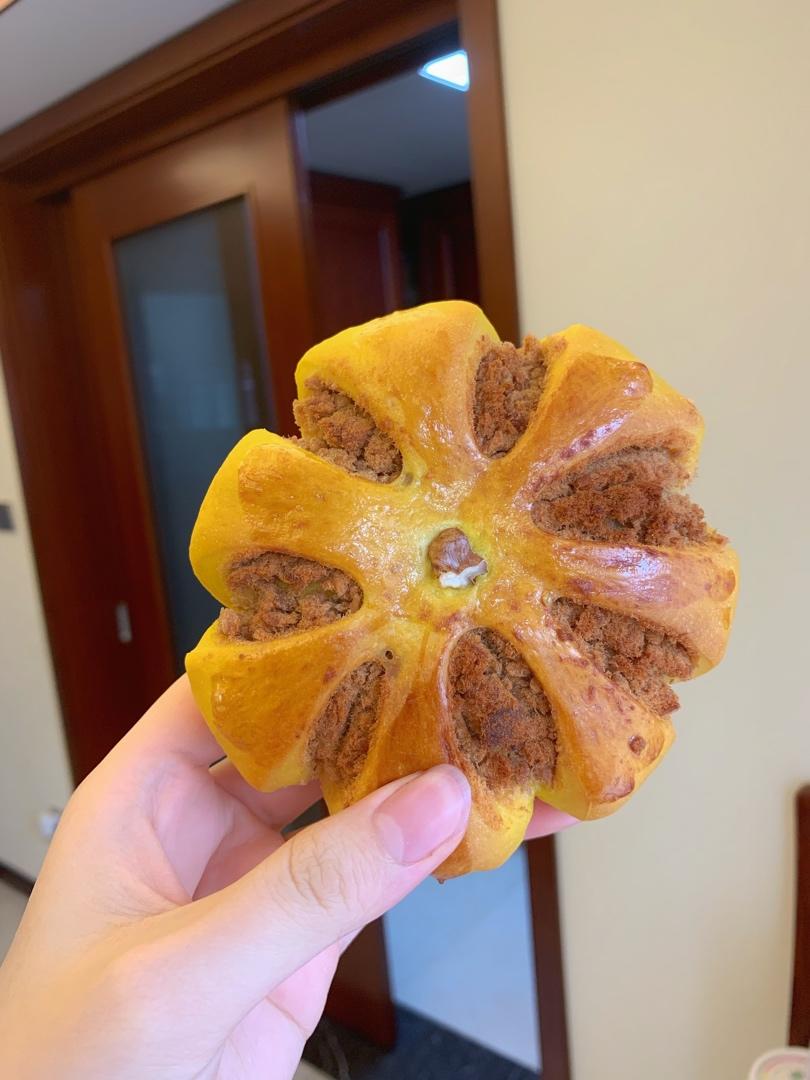 金灿灿的南瓜小餐包