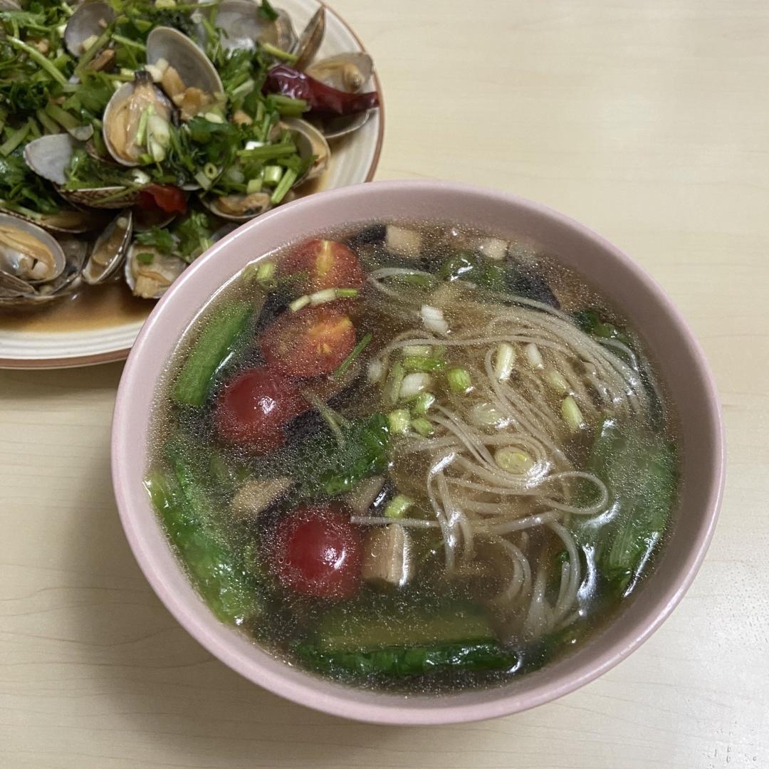 菌汤面条 看得见的香菇 尝得到的鲜美 这才是真正的菌汤