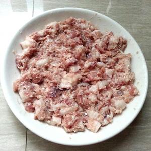 咸鱿鱼蒸肉饼的做法 步骤3