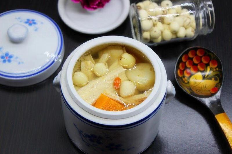 腐竹莲子养生汤的做法