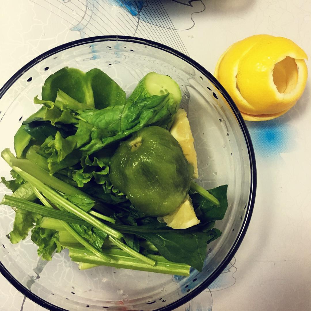自制hey juice排毒果蔬汁。