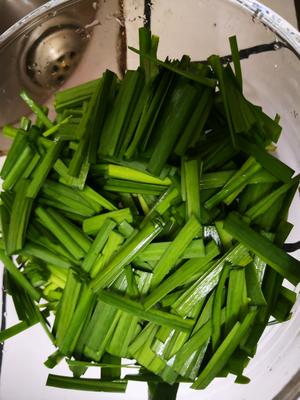 韭菜炒花甲肉的做法 步骤2