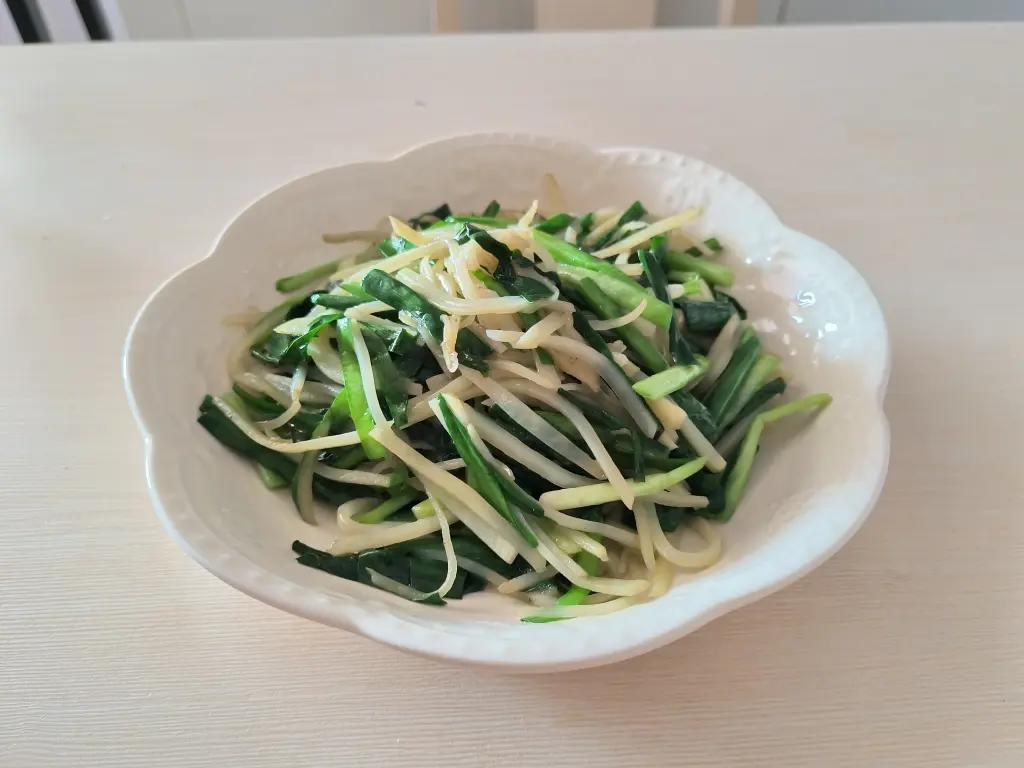 东北家常菜：土豆丝炒韭菜