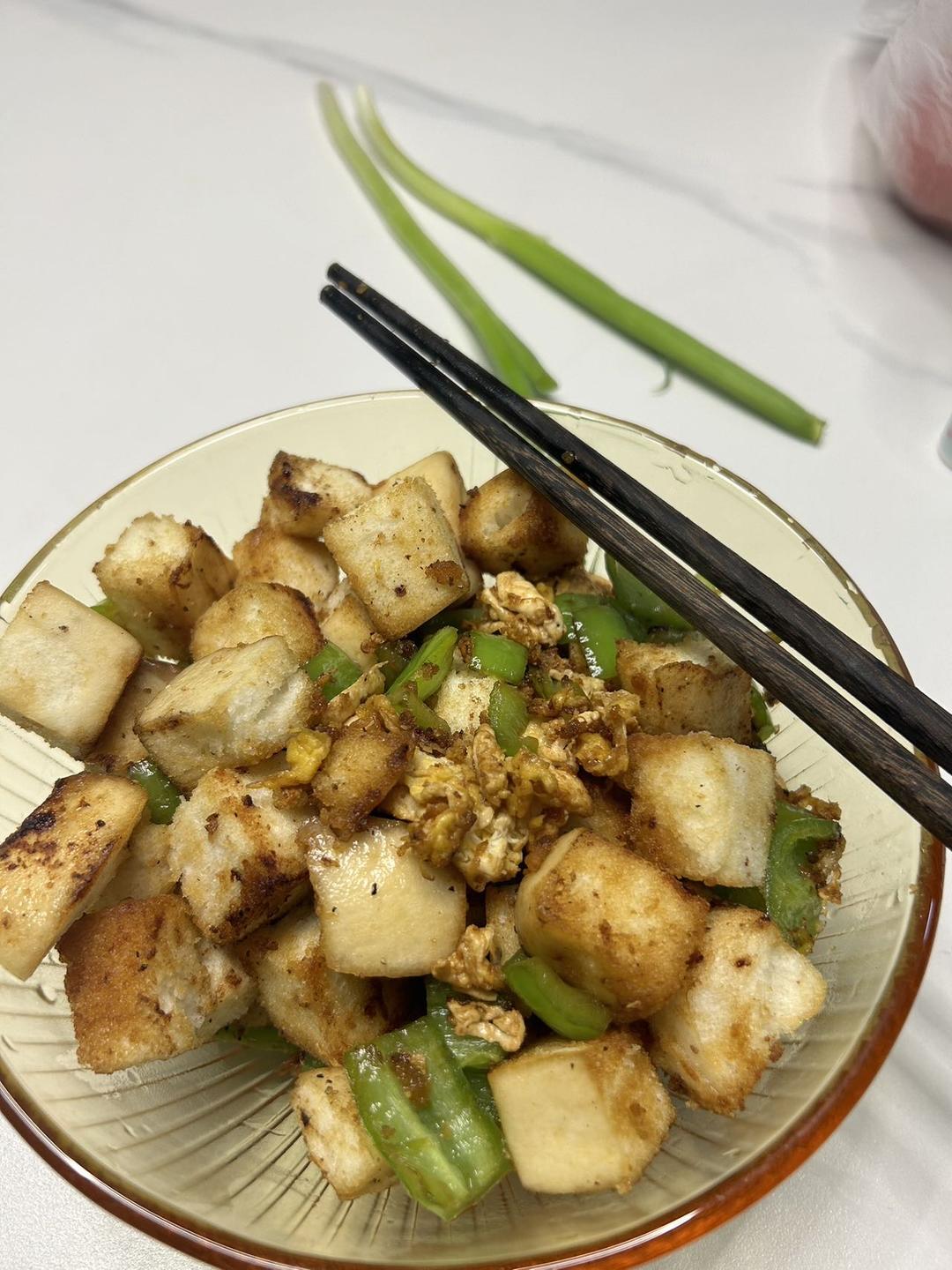 孜然青椒炒馍 把剩馒头吃出烤肉的感觉 外酥里软盘子都想舔干净