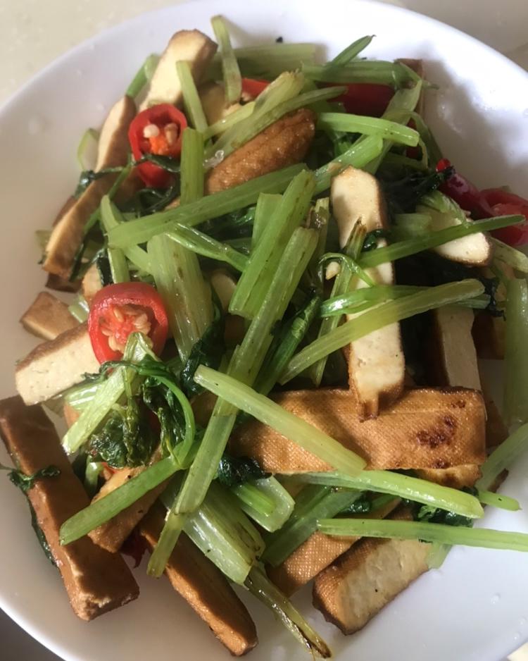素菜：芹菜炒豆腐干