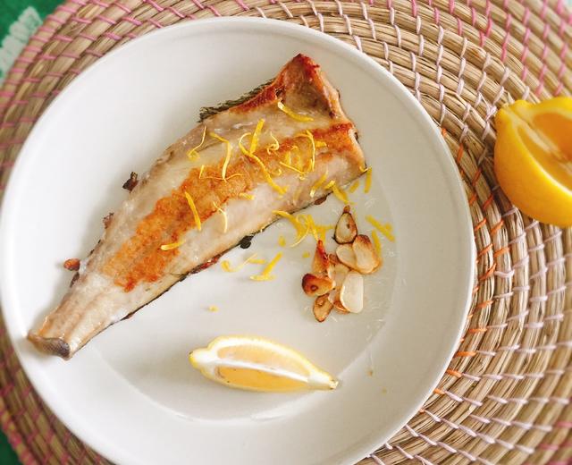 夏日懒人5分钟食谱：香煎黄花鱼配柠檬汁。

冰冻盐抹黄花鱼，一片柠檬，一瓣大蒜。的做法