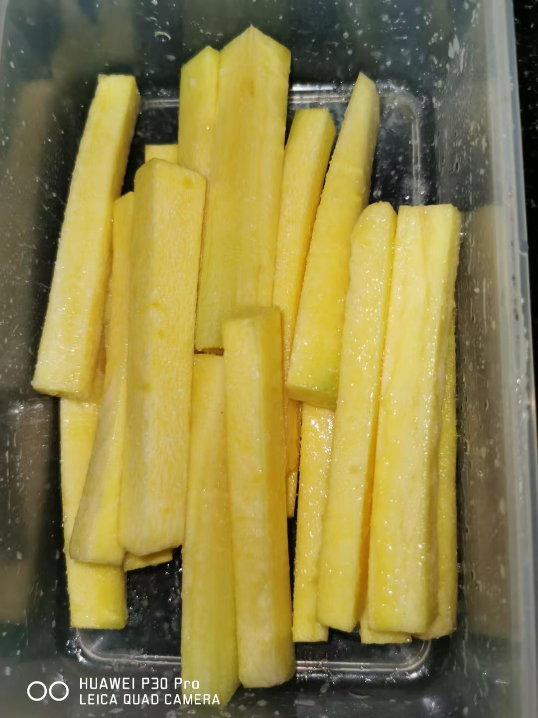 真正的黄萝卜，腌制成甜酸味，做寿司的好食材。