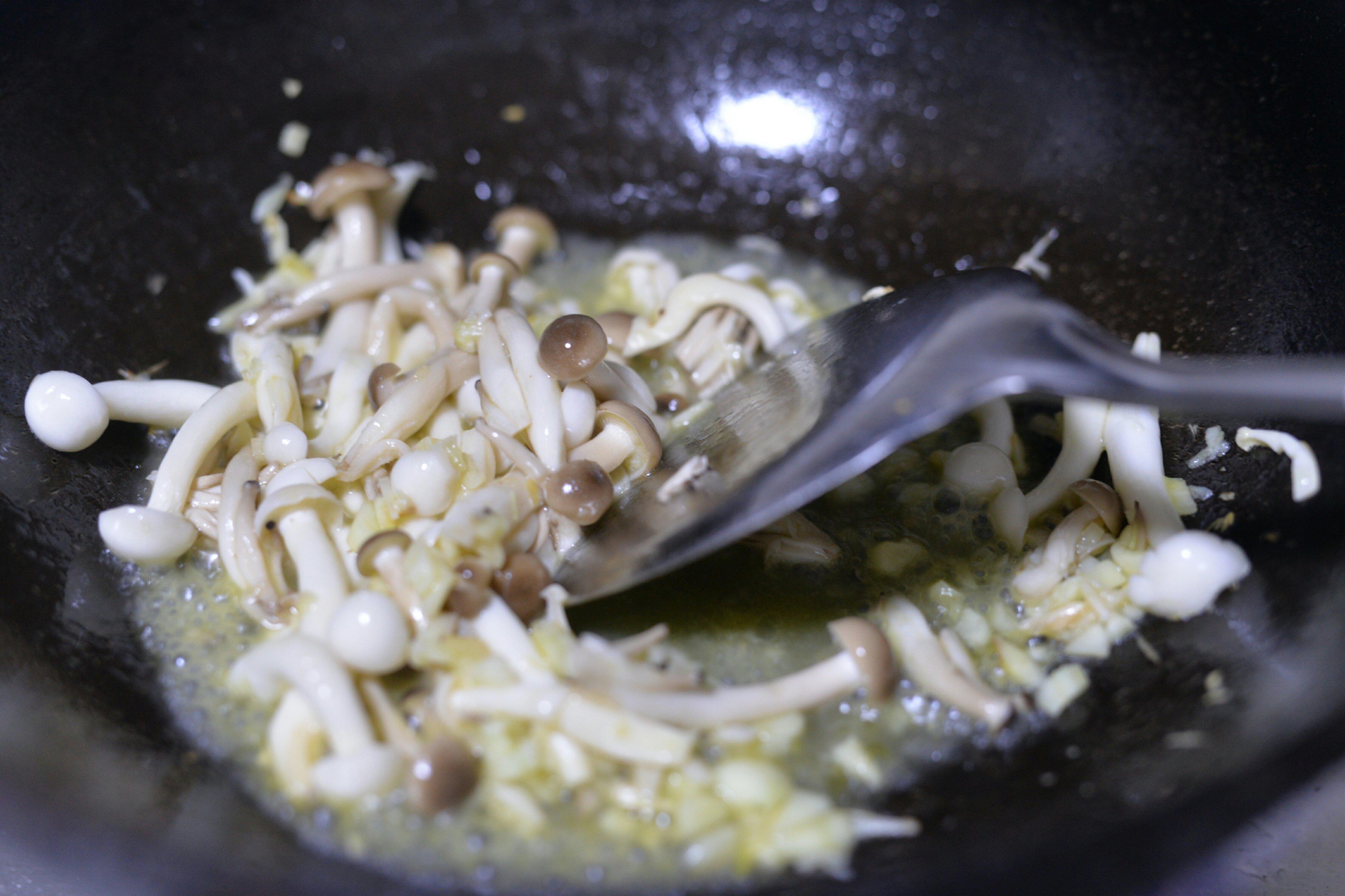 蒜蓉蘑菇青菜的做法 步骤2