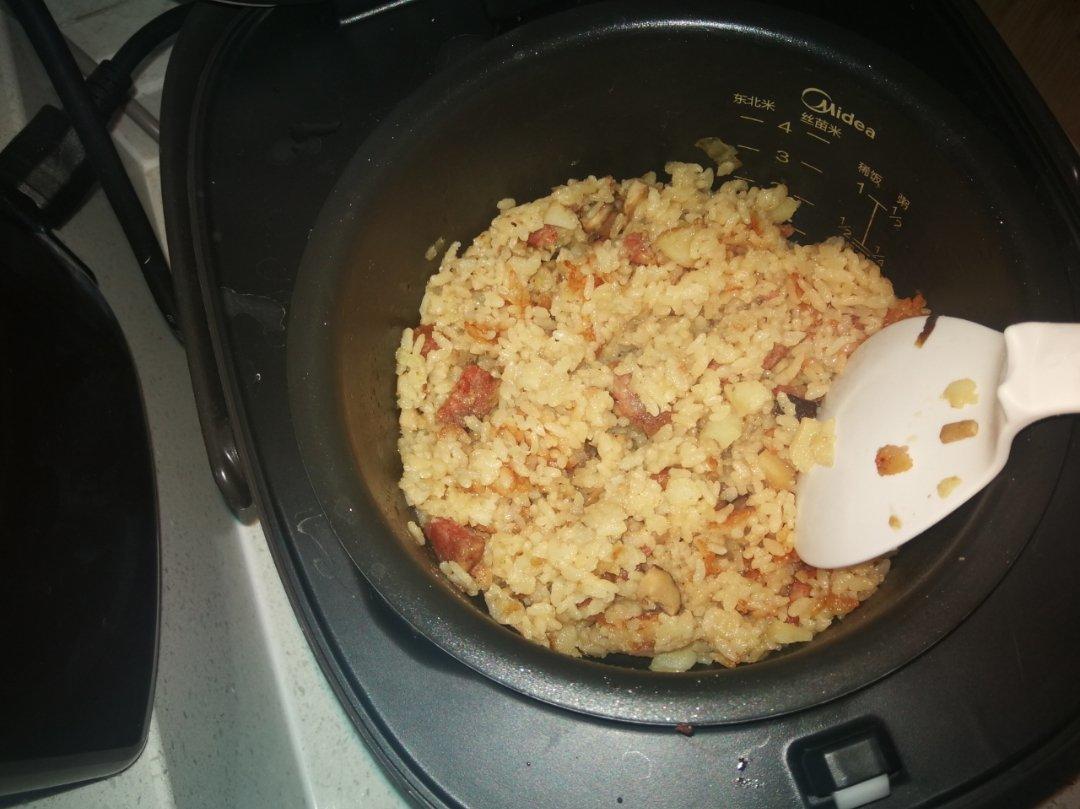 香菇土豆腊肠焖饭