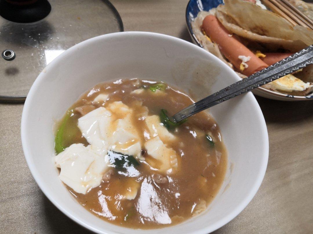 豆腐脑的做法：超市里盒装的内酯豆腐，打开盒放在碗里蒸，然后做豆腐脑的卤汁（虾仁、蘑菇丁加水，加入海鲜酱油、稍许盐，开锅后打入鸡蛋液，用水淀粉勾芡做成浓汁）豆腐蒸好后，倒出多余汤汁，浇上卤汁，一碗干净卫生，营养丰富的豆腐脑就做成了。