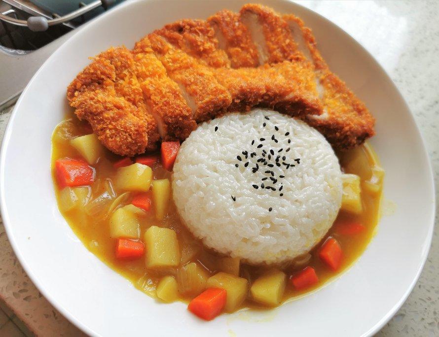 炸鸡排咖喱饭
