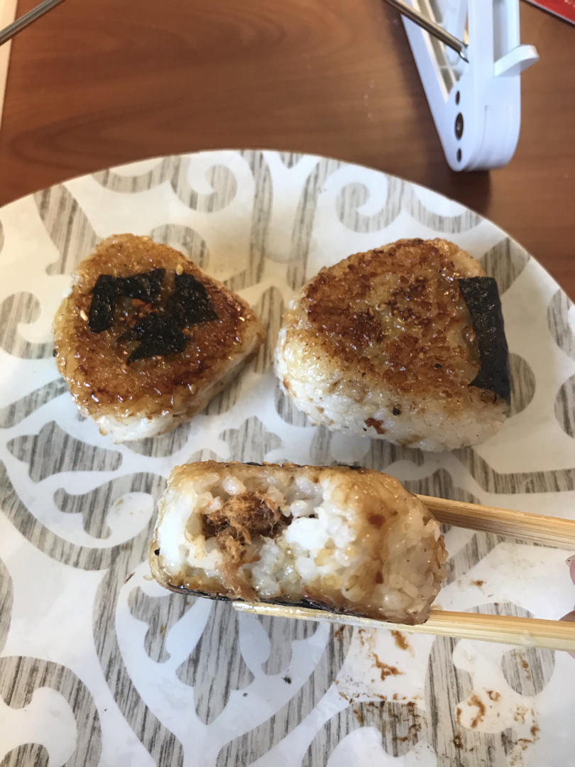 剩米饭的神仙吃法，肉松酱油烤饭团，平底锅就能做哦～