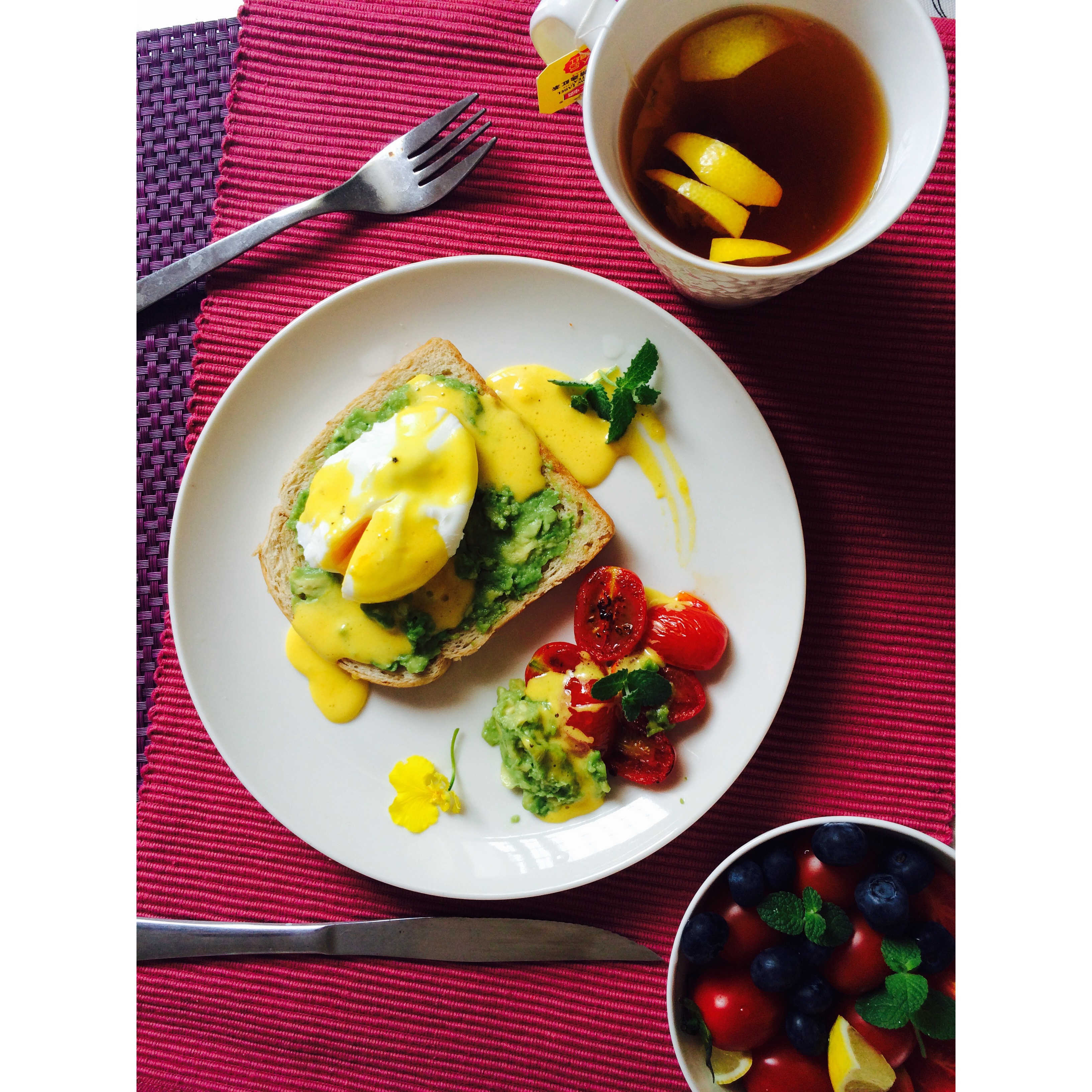【健康能量早餐】流黄荷包蛋牛油果酱配全麦面包