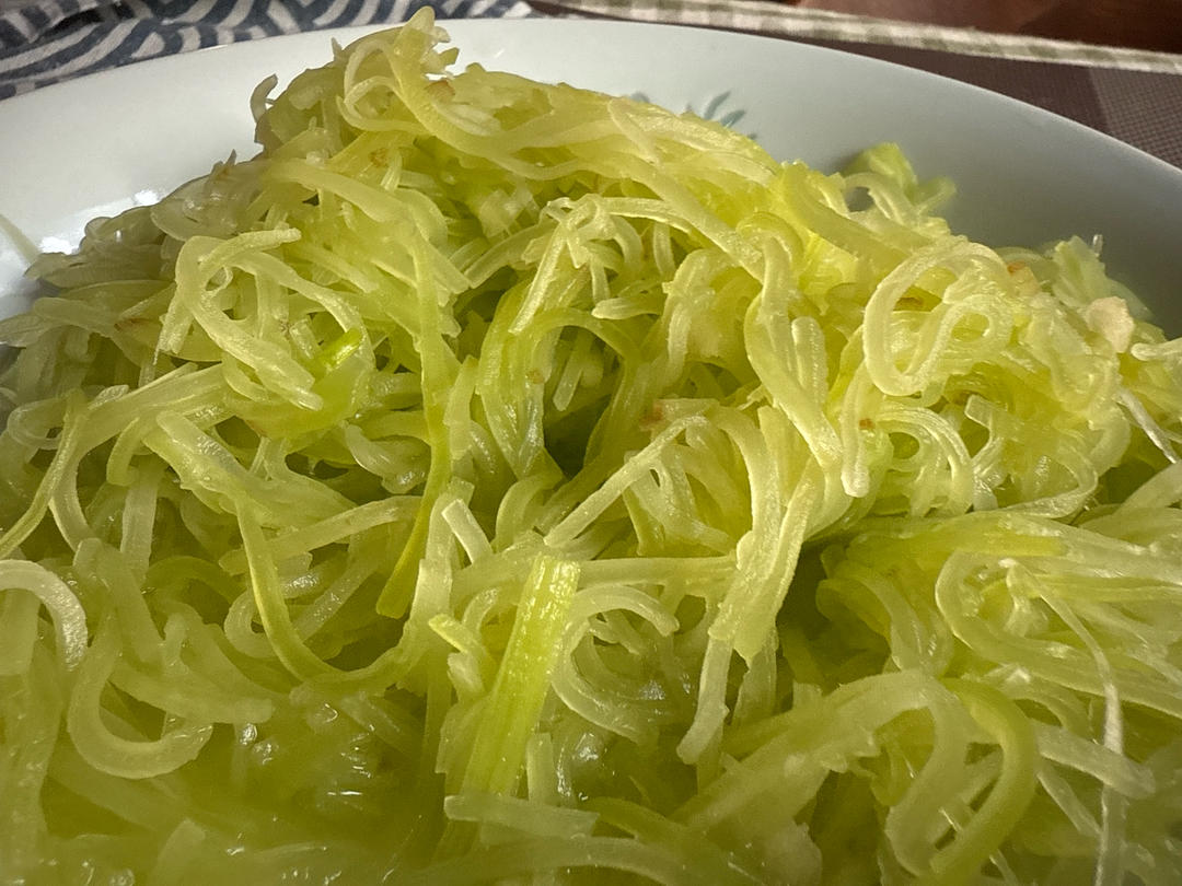 厨师长教你：夏日开胃小菜“凉拌莴笋丝”的家常做法，简单易学赶紧收藏吧