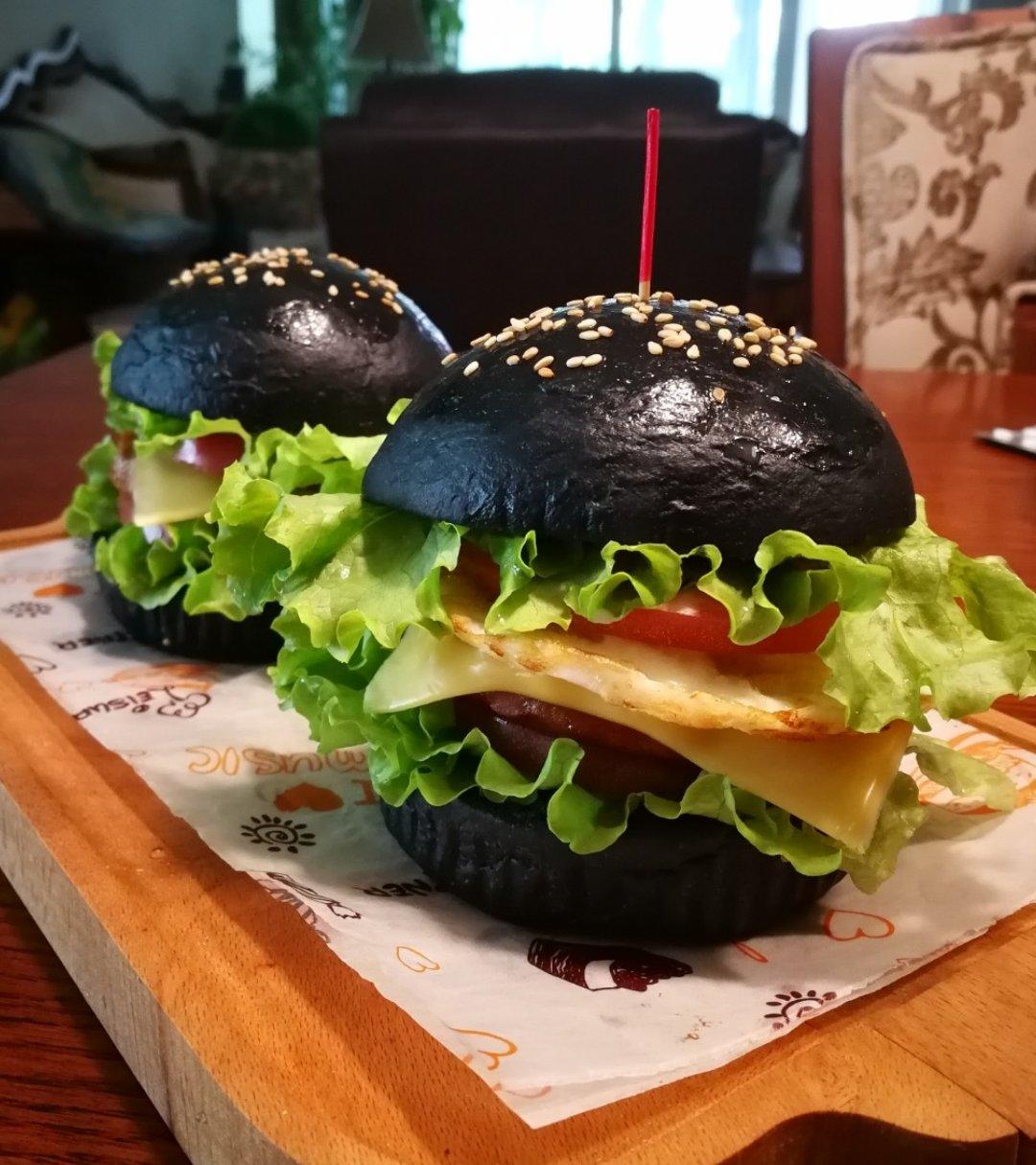 做的竹炭汉堡