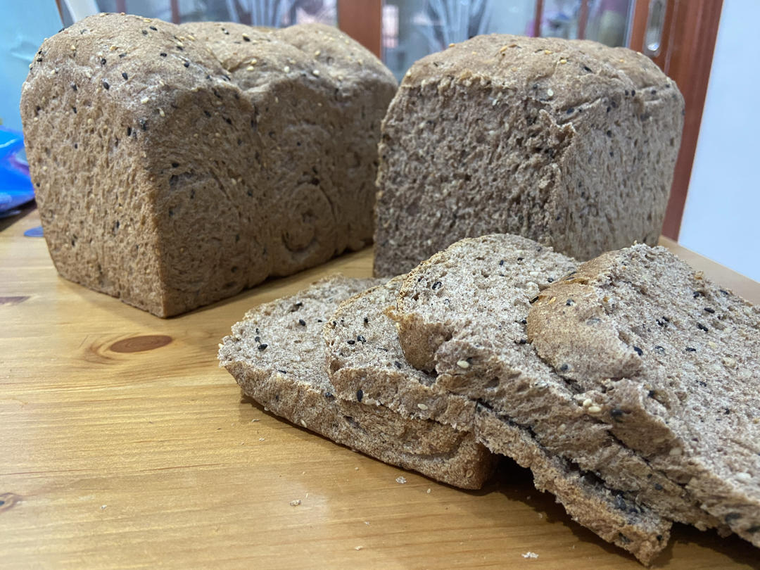 100%纯黑麦吐司 芝麻黑麦吐司